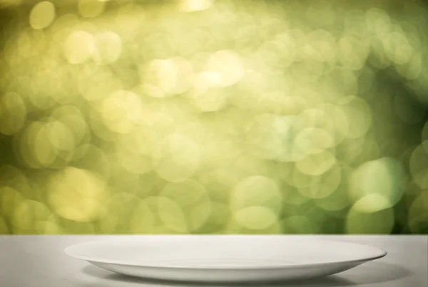 Пустая тарелка на столе — стоковое фото
