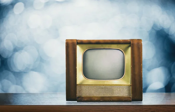 Винтажный телевизор на столе — стоковое фото