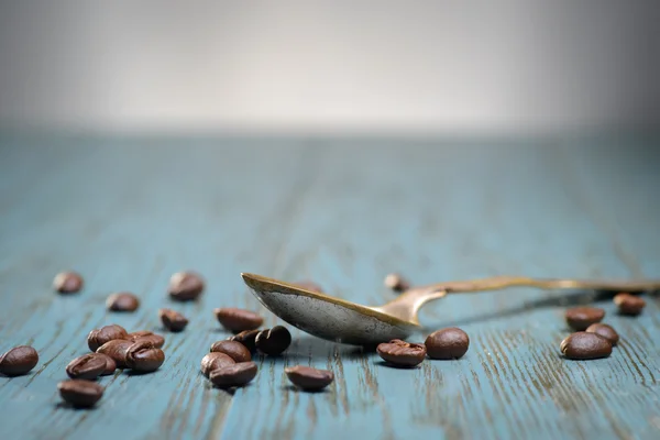 Kaffebönor och sked — Stockfoto