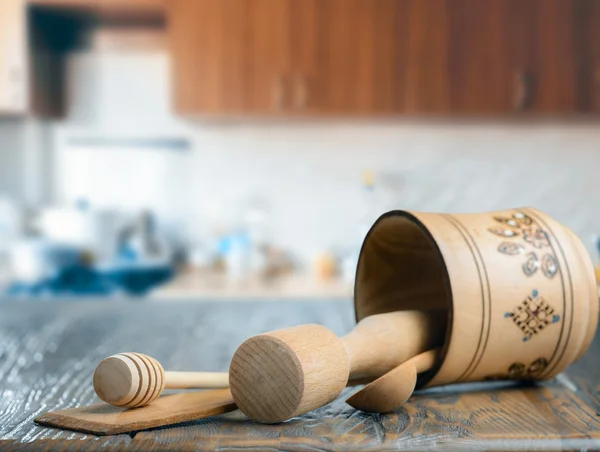 Mesa de cocina con utensilios de cocina — Foto de Stock