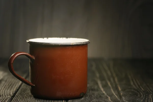 Caneca na mesa de madeira — Fotografia de Stock