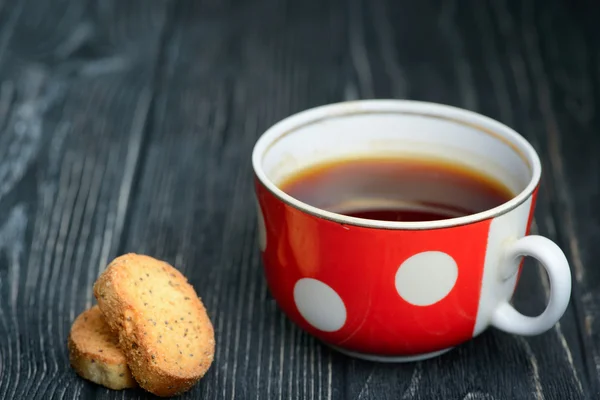 Herbata i grzanki na stole — Zdjęcie stockowe