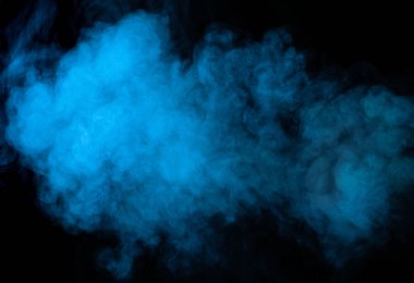 Siyah arkaplanda mavi duman dokusu