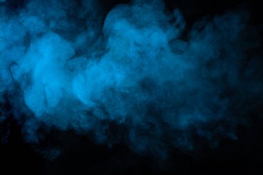 Siyah arkaplanda mavi duman dokusu