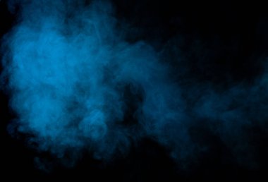 Siyah arkaplanda mavi duman