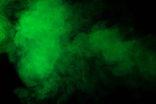 黒の背景に緑の煙 — ストック写真