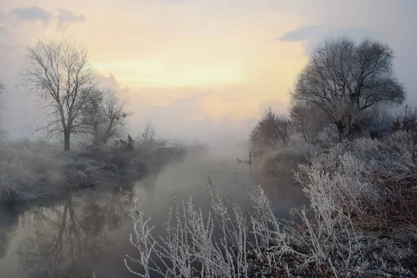 Bevriezen Rivier Bij Zonsopgang — Stockfoto