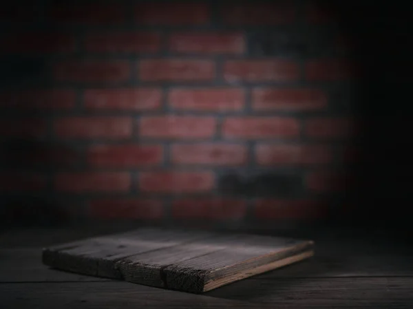 Tabla Cortar Sobre Una Mesa Madera Sobre Fondo Pared Ladrillo — Foto de Stock