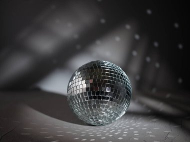 Masanın üzerinde disko topu