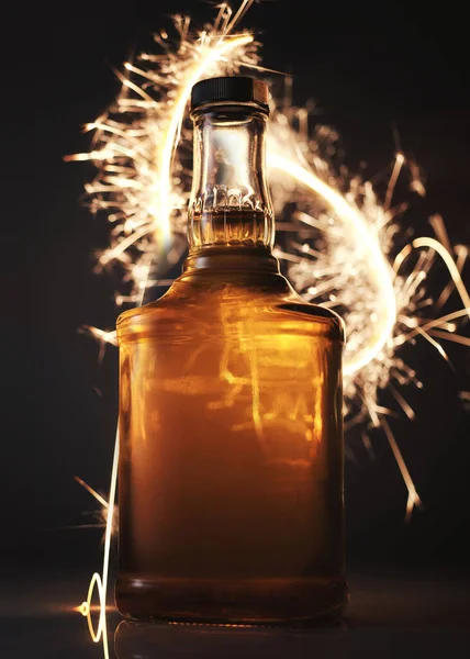 Botella Whisky Sobre Fondo Fuego Festivo —  Fotos de Stock