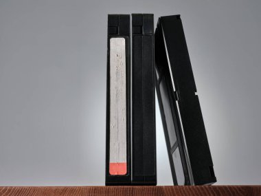 Masa arkasındaki VHS video kasetleri