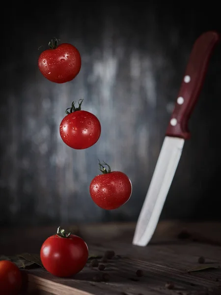 Mutfak Masasında Kiraz Domatesleri Bıçak — Stok fotoğraf