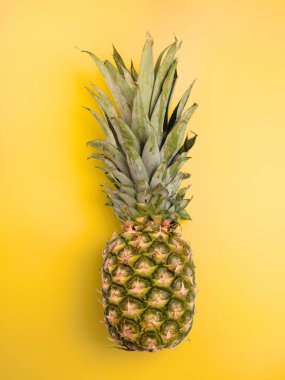 Sarı arka planda taze ananas