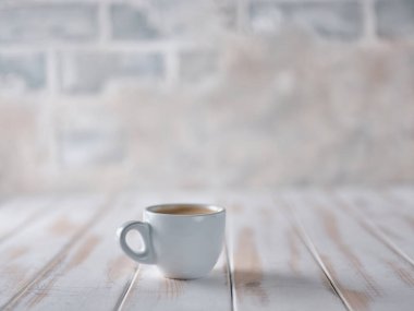 Beyaz bir masada bir fincan espresso.