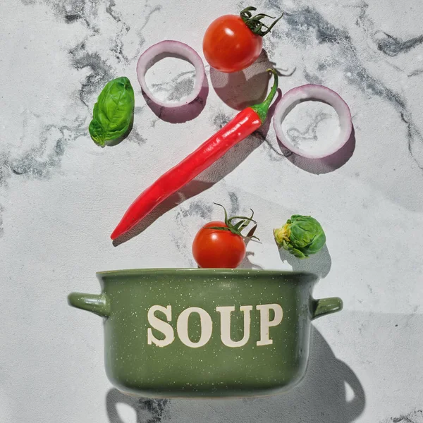 Πράσινη Κατσαρόλα Και Λαχανικά Για Σούπα Επίπεδη Lay — Φωτογραφία Αρχείου