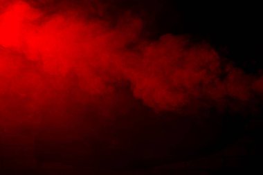Siyah arkaplanda kırmızı duman