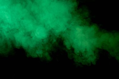 Siyah arkaplanda yeşil duman