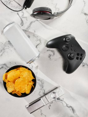 Masanın üstünde buz küpleri ve bir bardak bira var.