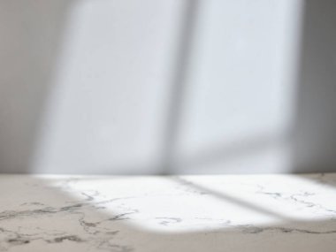 Ahşap bir masanın üzerindeki kalemi kapat.