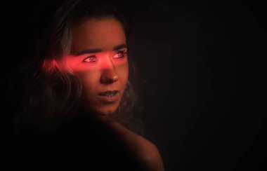 Kırmızı dudaklı güzel bir kadının portresi.