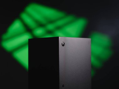Yeşil arkaplanda yakın plan siyah xbox