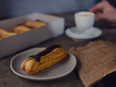 Bir fincan kahveyle birlikte bir tabakta.