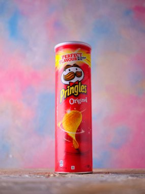 Renkli arkaplanda bir paket Pringles çipi