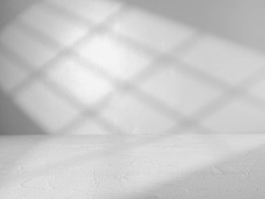 Pencereden gelen ışıkla ürün sunumu için gri arkaplan