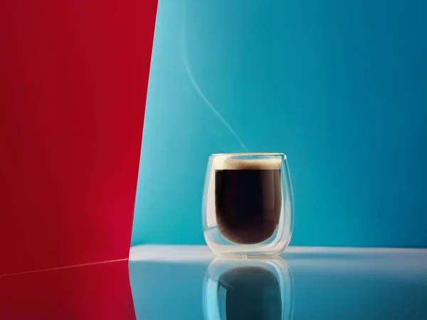 Verre Espresso Sur Fond Bleu Rouge — Photo