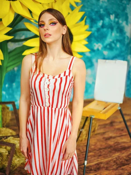 Girl Easel Summer Dress Sunflowers — Stock Photo, Image