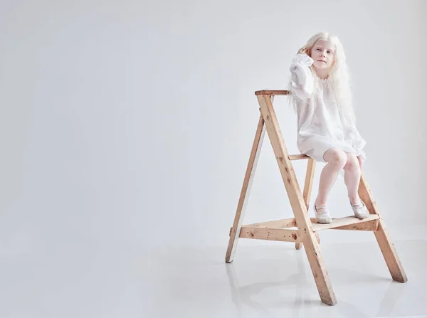 Albinos Dziewczyna Siedzi Drabinie — Zdjęcie stockowe