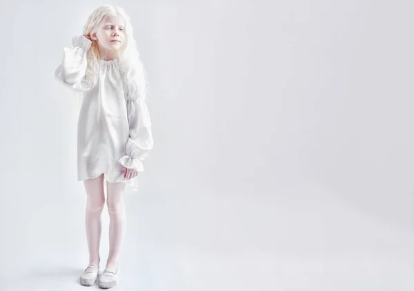 Piękny Mały Albinos Dziewczyna Siwymi Włosami — Zdjęcie stockowe