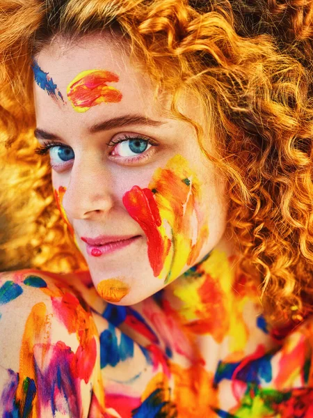 Portret Van Mooi Meisje Met Creatieve Make Kleurrijke Verf — Stockfoto