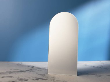 Masadaki mavi arkaplandaki ayna