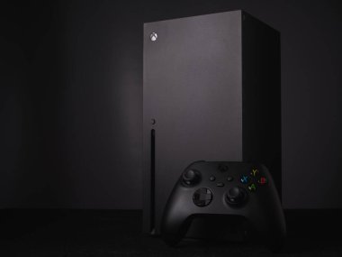 UKRAINE, KHARKOV - 22 Mayıs 2021: Yeni video oyun konsolu Xbox X serisi