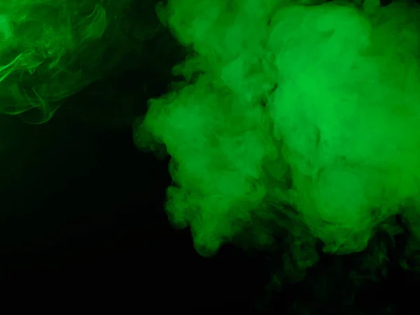 Крупный План Зеленого Дыма Изолированного Черном — стоковое фото