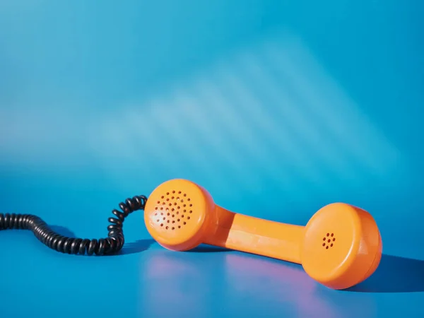 Eski Turuncu Telefonun Yakın Plan Görüntüsü — Stok fotoğraf