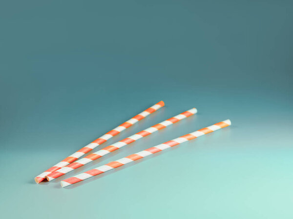 крупным планом красочный снимок для рекламы с полосатыми красными и белыми соломинками