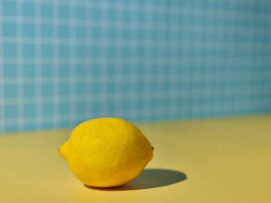 limon mavi arka planda. görünümü kapat.