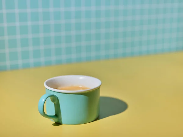 青い背景にコーヒーと紅茶のマグカップがあります — ストック写真