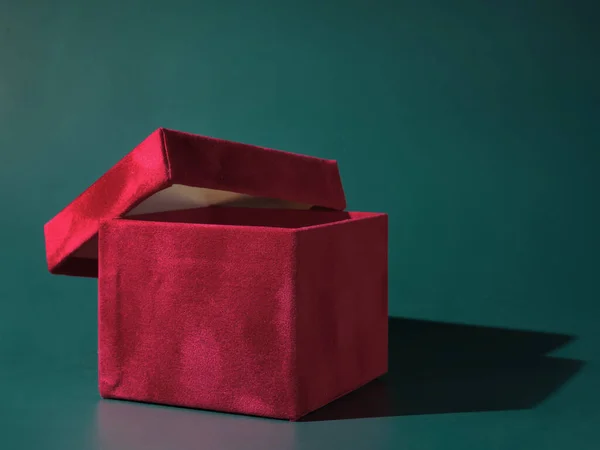 红色礼品盒 黑色背景上有蝴蝶结 — 图库照片
