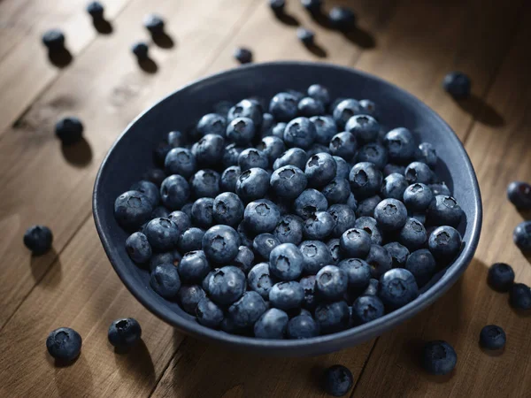 木制表面的碗中新鲜蓝莓 — 图库照片