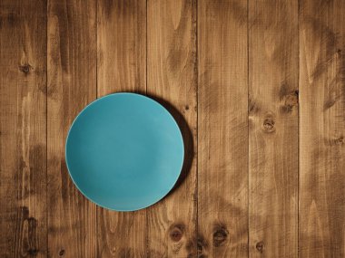 Kırsal ahşap yüzeyde seramik plaka