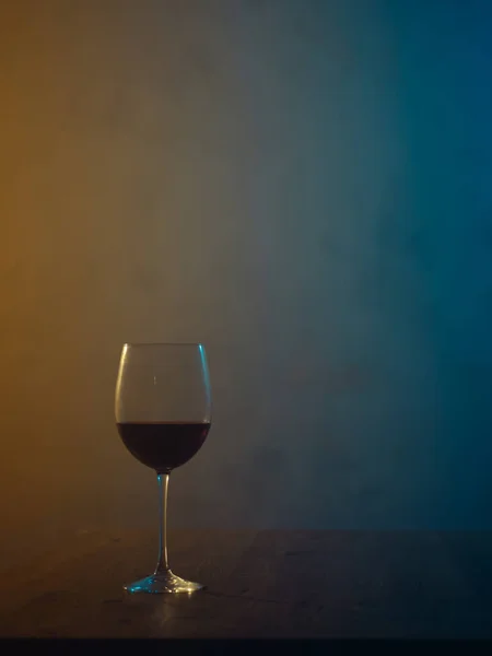 Glas Rotwein Auf Gradienten Hintergrund — Stockfoto