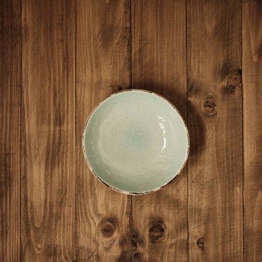 Kırsal ahşap yüzeyde seramik kase