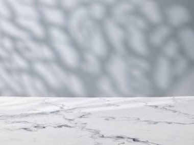 Güneş ışığında gri duvarlı mermer masa yüzeyi