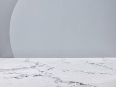 Mermer yüzey ve doğal gölgeli gri duvar