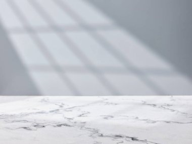 Mermer yüzey ve doğal gölgeli gri duvar