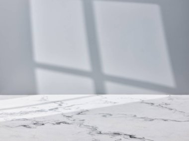 Pencere ışığı olan boş mermer masa üstü