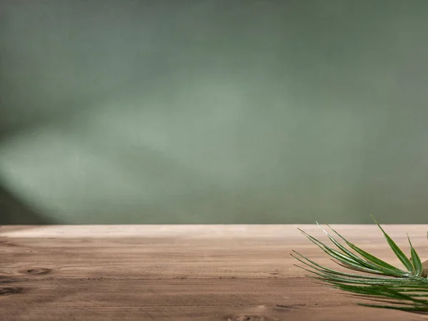 Holztischplatte Auf Grünem Wandhintergrund — Stockfoto